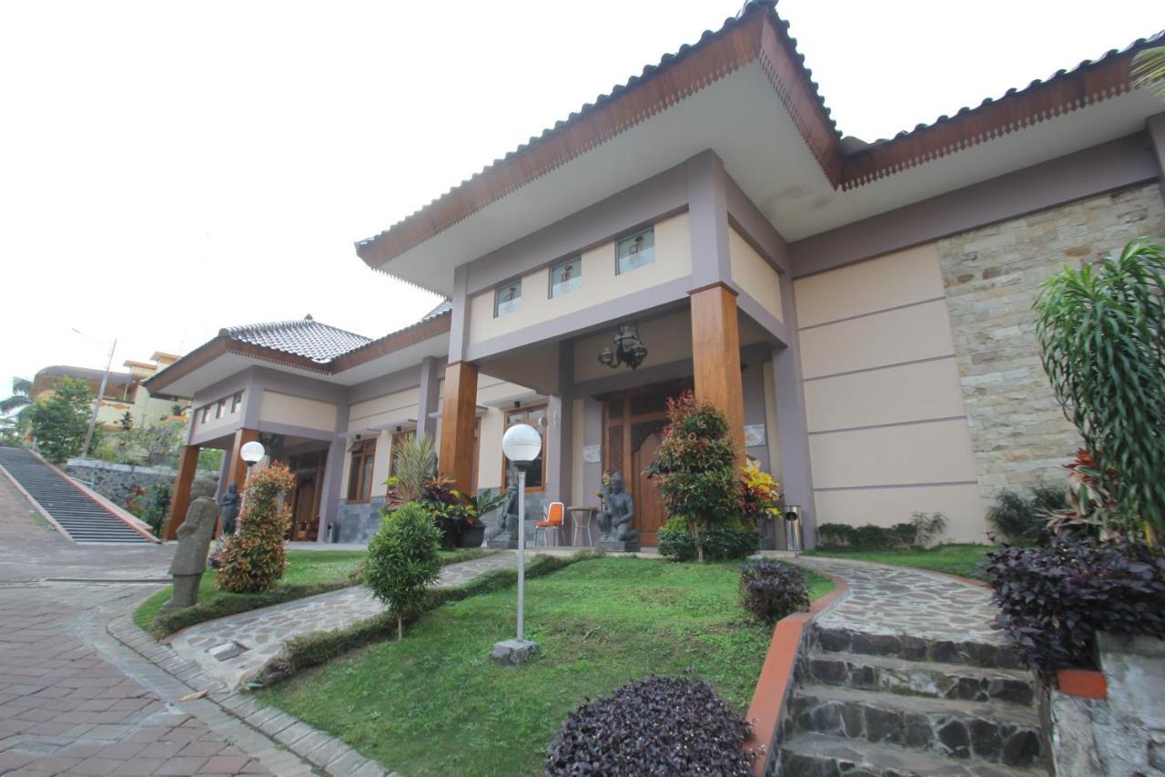 Ciptaningati Hotel Batu  Esterno foto